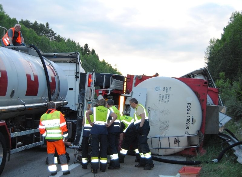 LKW Unfall A10 – Pumparbeiten (Bild 1)